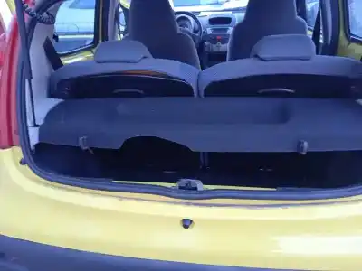 Véhicule à la ferraille peugeot 107 urban de l'année 2006 alimenté 1kr