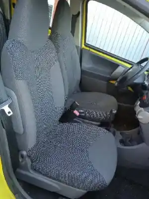 Véhicule à la ferraille peugeot 107 urban de l'année 2006 alimenté 1kr