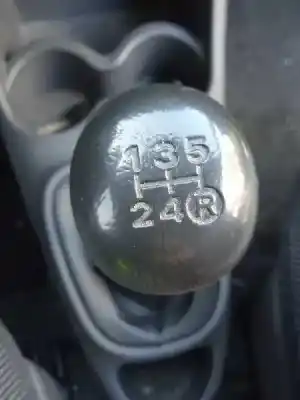 Véhicule à la ferraille peugeot 107 urban de l'année 2006 alimenté 1kr