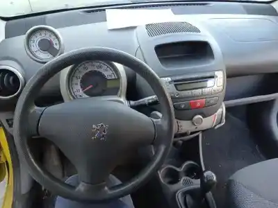 Véhicule à la ferraille peugeot 107 urban de l'année 2006 alimenté 1kr