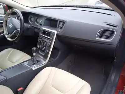 Veículo de Sucata volvo v60 kombi 2.0 diesel cat do ano 2011 alimentado d5204t2