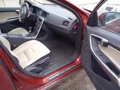 Veículo de Sucata volvo v60 kombi 2.0 diesel cat do ano 2011 alimentado d5204t2