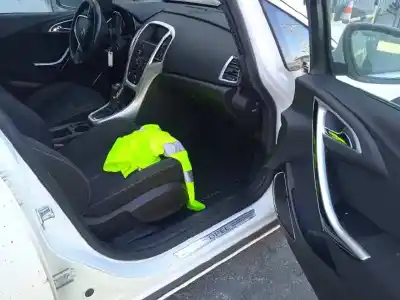 Veículo de Sucata opel astra j lim. sport do ano 2010 alimentado a17dtr