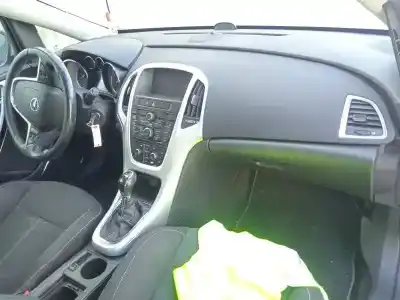 Veículo de Sucata opel astra j lim. sport do ano 2010 alimentado a17dtr