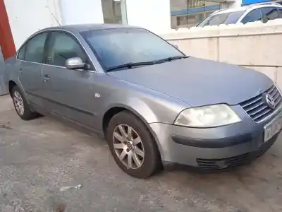 Vehículo de desguace VOLKSWAGEN PASSAT BERLINA (3B3) Comfortline del año 2003 con motor AVF