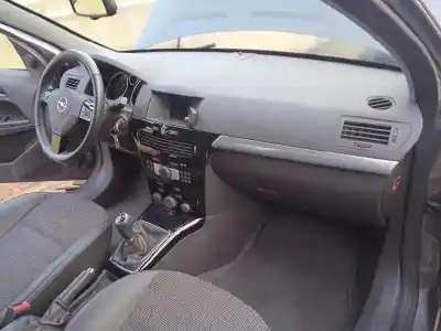 Veicolo di demolizione opel astra h berlina edition dell'anno 2010 alimentato z17dtr