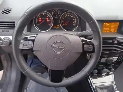 Veicolo di demolizione opel astra h berlina edition dell'anno 2010 alimentato z17dtr