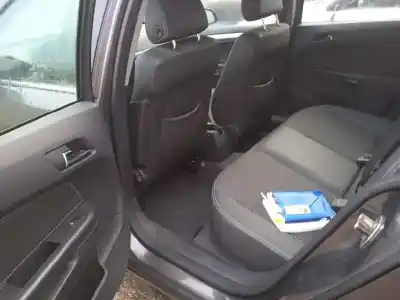 Veicolo di demolizione opel astra h berlina edition dell'anno 2010 alimentato z17dtr