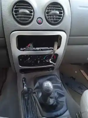 Veículo de Sucata jeep cherokee (kj) 2.8 crd 4x4 do ano 2007 alimentado 53c