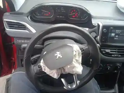 Veículo de Sucata peugeot 208 i (ca_, cc_) 1.2 vti 82 do ano 2016 alimentado hm01