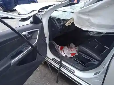 Veículo de Sucata volvo v60 kombi 2.0 diesel cat do ano 2016 alimentado d4204t20