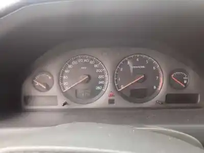 Veicolo di demolizione volvo v70 familiar 2.4 (125kw) dell'anno 2001 alimentato b5244s