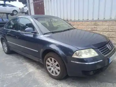 Vehículo de desguace VOLKSWAGEN PASSAT BERLINA (3B3) Trendline del año 2004 con motor AWX