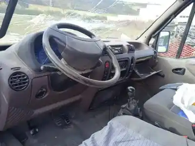 Veículo de Sucata renault   do ano 2000 alimentado 8140.43s