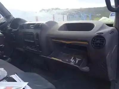 Veículo de Sucata renault   do ano 2000 alimentado 8140.43s