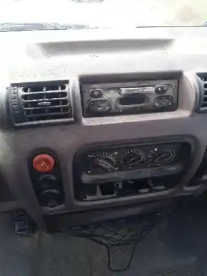 Veículo de Sucata renault   do ano 2000 alimentado 8140.43s