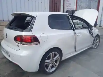 Véhicule à la ferraille volkswagen golf vi (5k1) sport de l'année 2010 alimenté caxa
