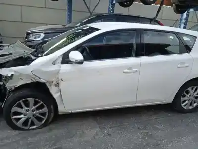 Veículo de Sucata toyota auris (_e18_) 2.0 d-4d (ade186_) do ano 2014 alimentado 