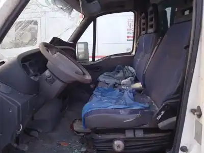 Veículo de Sucata iveco daily iii caja/chasis 35 s 13,35 c 13 do ano 2004 alimentado 8140.43s