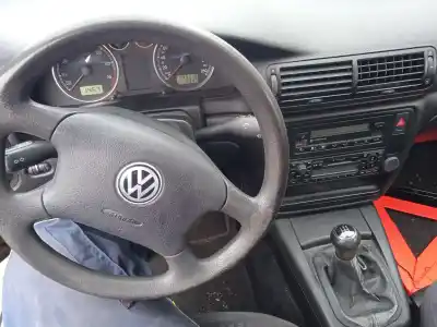 Veicolo di demolizione volkswagen passat b5.5 (3b3) 2.0 dell'anno 2002 alimentato azm