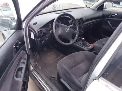 Veicolo di demolizione volkswagen passat b5.5 (3b3) 2.0 dell'anno 2002 alimentato azm