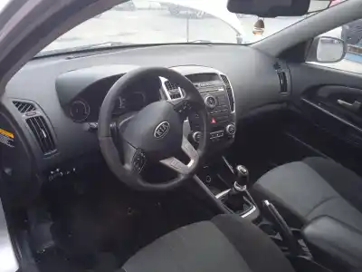 Veículo de Sucata kia cee'd fastback (ed) 1.6 crdi 115 do ano 2010 alimentado d4fb