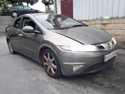 Véhicule à la ferraille HONDA CIVIC VIII HATCHBACK (FN, FK)  de l'année 2008 alimenté R18A2