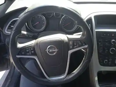 Véhicule à la ferraille opel astra j sedán 1.7 cdti (69) de l'année 2013 alimenté a17dts