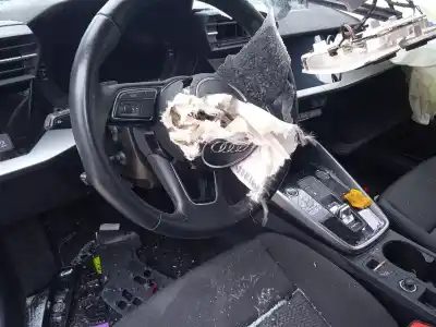 Veículo de Sucata audi a3 sportback (8ya) 30 tfsi mild hybrid do ano 2023 alimentado dlaa