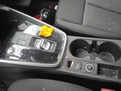 Veículo de Sucata audi a3 sportback (8ya) 30 tfsi mild hybrid do ano 2023 alimentado dlaa