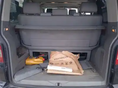 Sloopvoertuig volkswagen multivan v (7hm, 7hn, 7hf, 7ef, 7em, 7en) 2.5 tdi van het jaar 2005 aangedreven axd