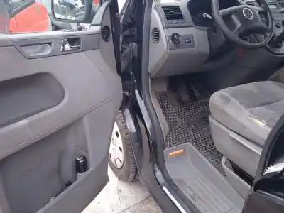 Sloopvoertuig volkswagen multivan v (7hm, 7hn, 7hf, 7ef, 7em, 7en) 2.5 tdi van het jaar 2005 aangedreven axd