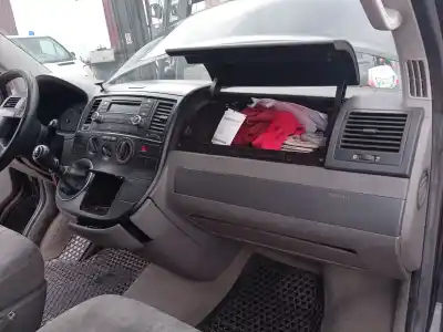 Sloopvoertuig volkswagen multivan v (7hm, 7hn, 7hf, 7ef, 7em, 7en) 2.5 tdi van het jaar 2005 aangedreven axd