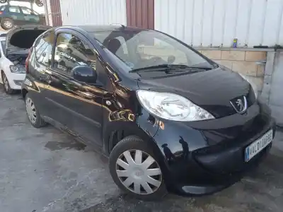Véhicule à la ferraille PEUGEOT 107 (PM_, PN_)  de l'année 2006 alimenté 1KR
