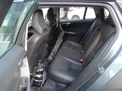 Здавання транспортного засобу volvo v60 kombi momentum року 2015 потужний d4204t9