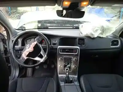 Здавання транспортного засобу volvo v60 kombi momentum року 2015 потужний d4204t9