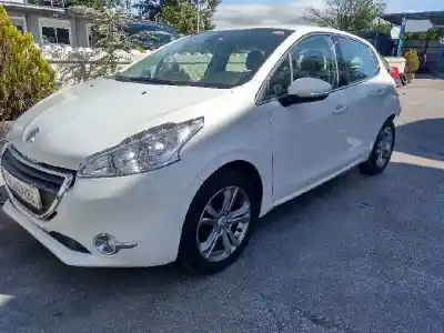 Veicolo di demolizione PEUGEOT                                            208 I (CA_, CC_)                                                                                                                                                                                                                                           1.2 VTI 82                                                                                                                                                                                                                                                 dell'anno 2015 alimentato HM01