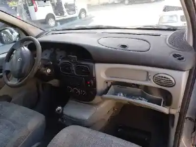 Scrapping Vehicle renault scenic (ja..) 1.9 dci authentique of the year 2002 powered f9q748