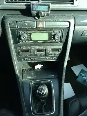 Veicolo di demolizione audi a4 berlina (8e) 2.5 v6 24v tdi dell'anno 2001 alimentato ake