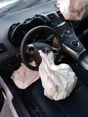 Veículo de Sucata toyota auris hybrid active do ano 2011 alimentado 2zrfxe