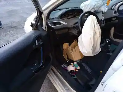 Veículo de Sucata peugeot 208 style do ano 2016 alimentado bh02