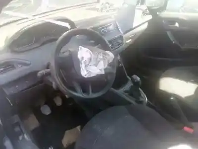 Veículo de Sucata peugeot 208 access do ano 2016 alimentado bh02