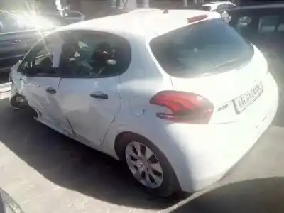 Veículo de Sucata peugeot 208 access do ano 2016 alimentado bh02