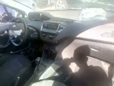 Veículo de Sucata peugeot 208 access do ano 2016 alimentado bh02