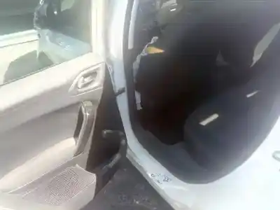 Veículo de Sucata peugeot 208 access do ano 2016 alimentado bh02