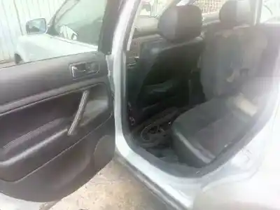 Veículo de Sucata volkswagen passat berlina (3b3) 2.5 v6 tdi do ano 2001 alimentado akn