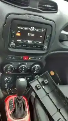 Veículo de Sucata jeep renegade trailhawk 4wd do ano 2016 alimentado m768