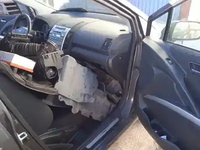 Veículo de Sucata toyota corolla verso (r1) 2.2 d-4d sol do ano 2007 alimentado 2adftv