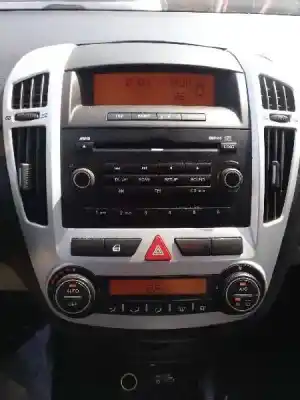 Veicolo di demolizione kia cee´d 1.6 crdi cat dell'anno 2008 alimentato d4fb