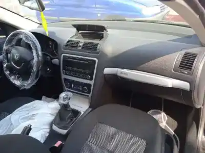 Veículo de Sucata skoda octavia berlina (1z3) executive do ano 2010 alimentado bmm